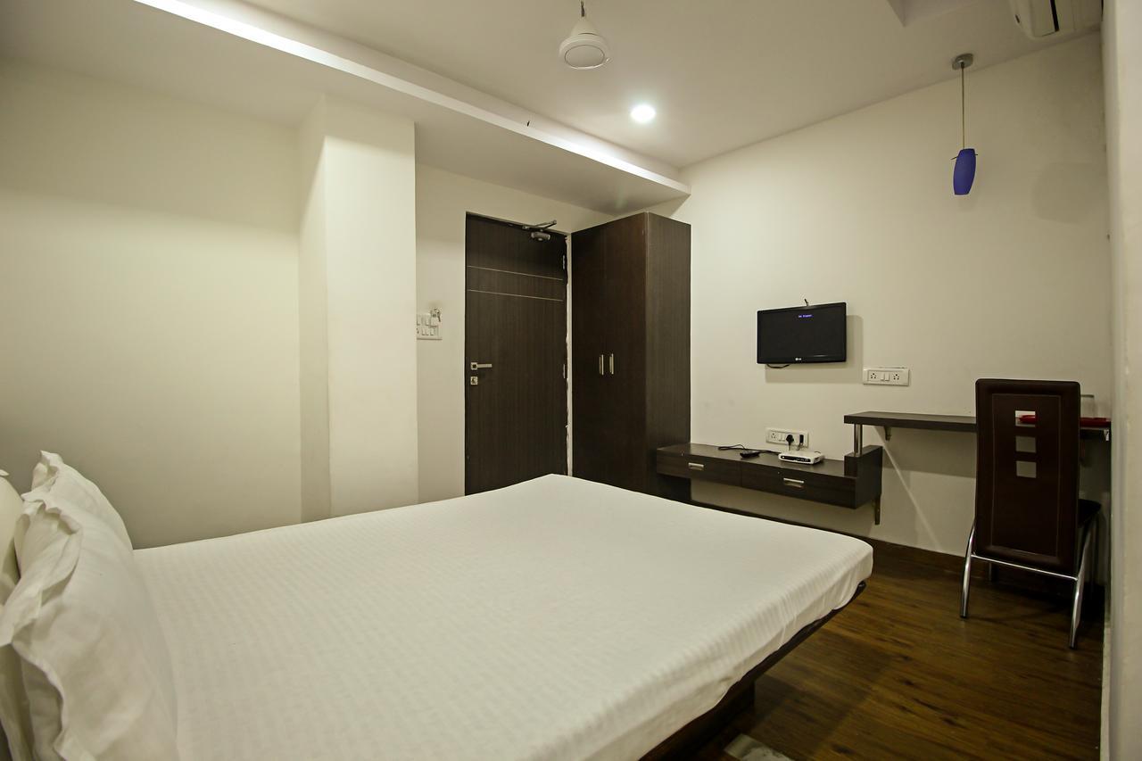 New Rajdhani Hotel Vadodara Exterior foto
