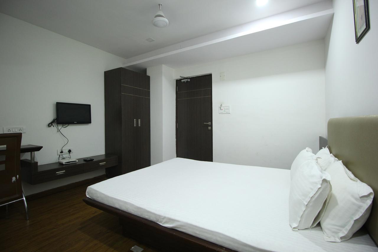 New Rajdhani Hotel Vadodara Exterior foto